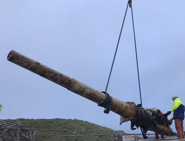 The 8-tonne Bremse gun barrell being swung onto a lorry.