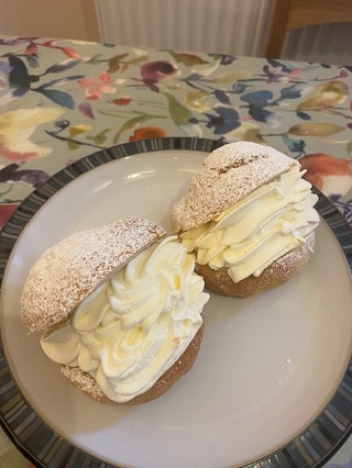 tREEts cream cookies.