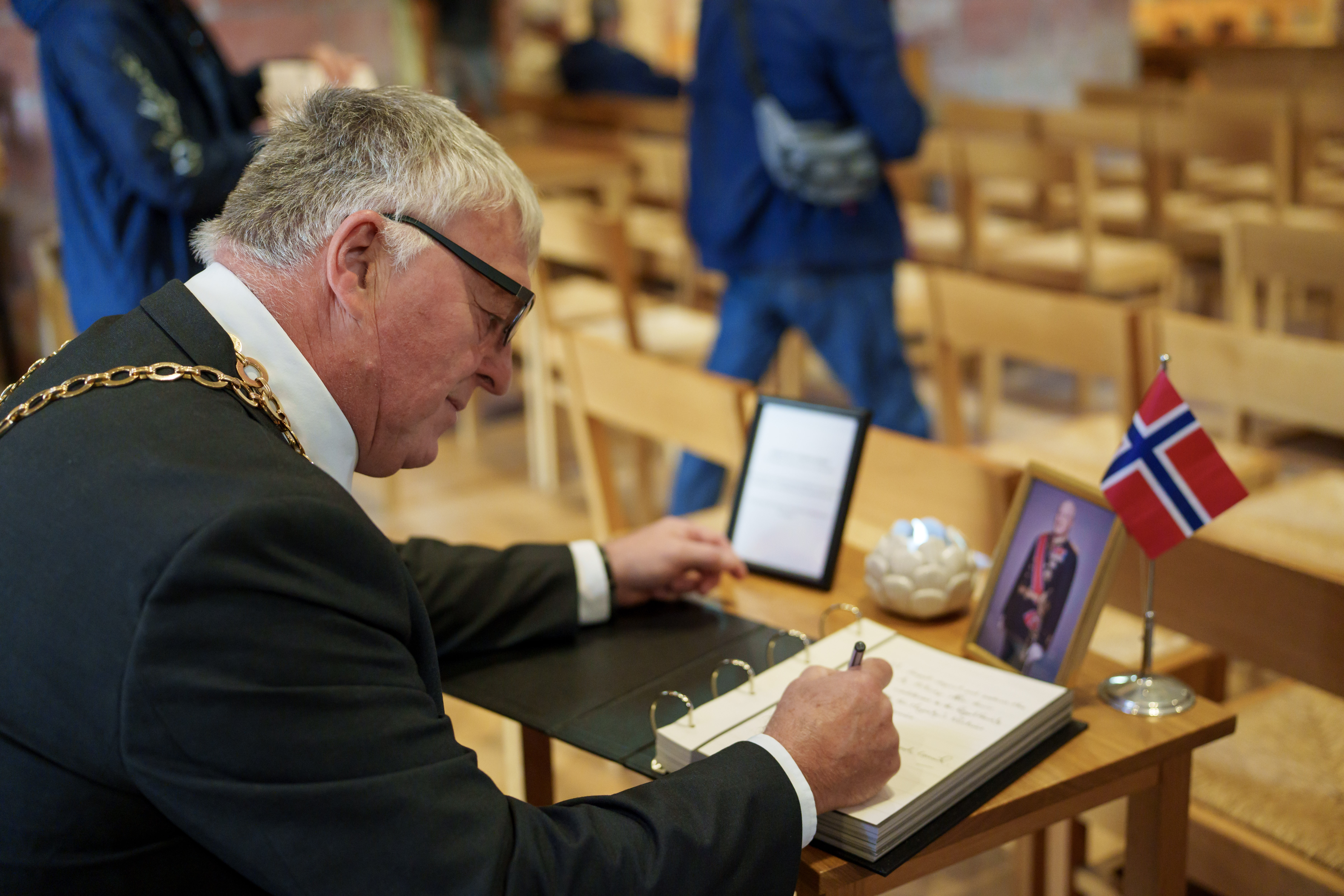 GB Signing Book Of Condolences King Harald