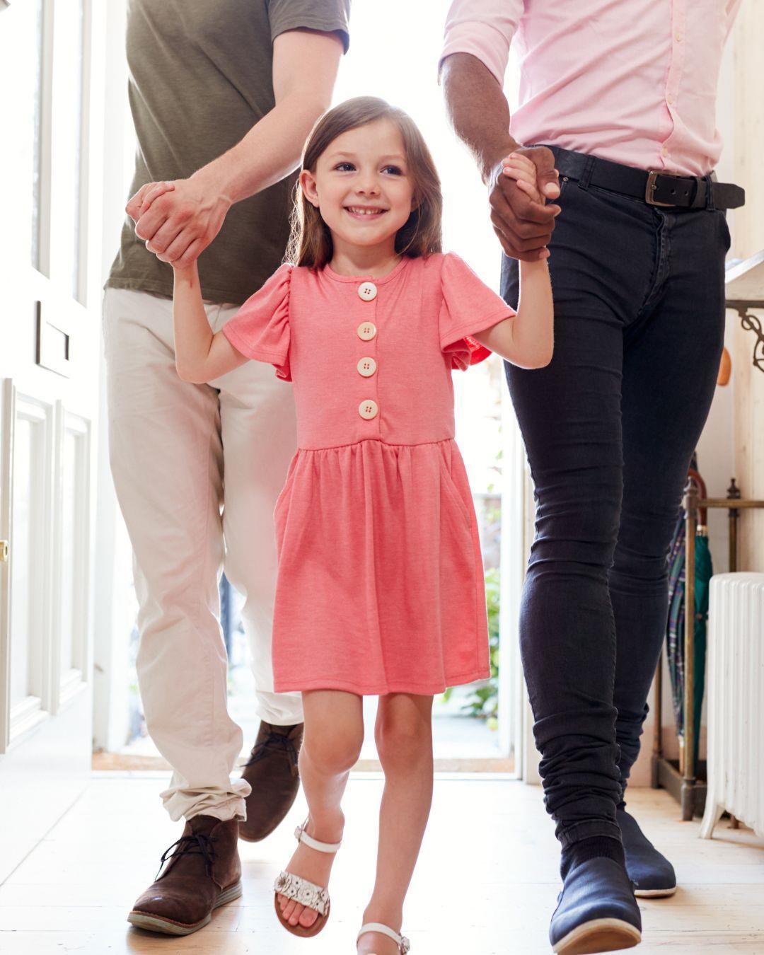 A little girl and her parents.