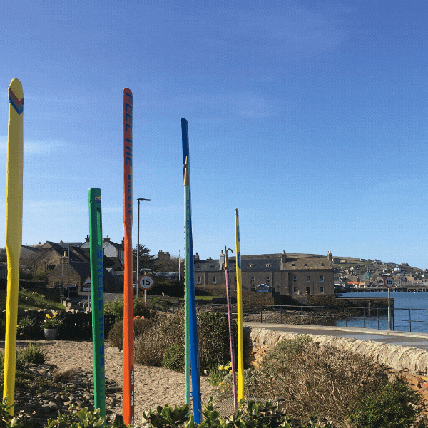 5 coloured poles